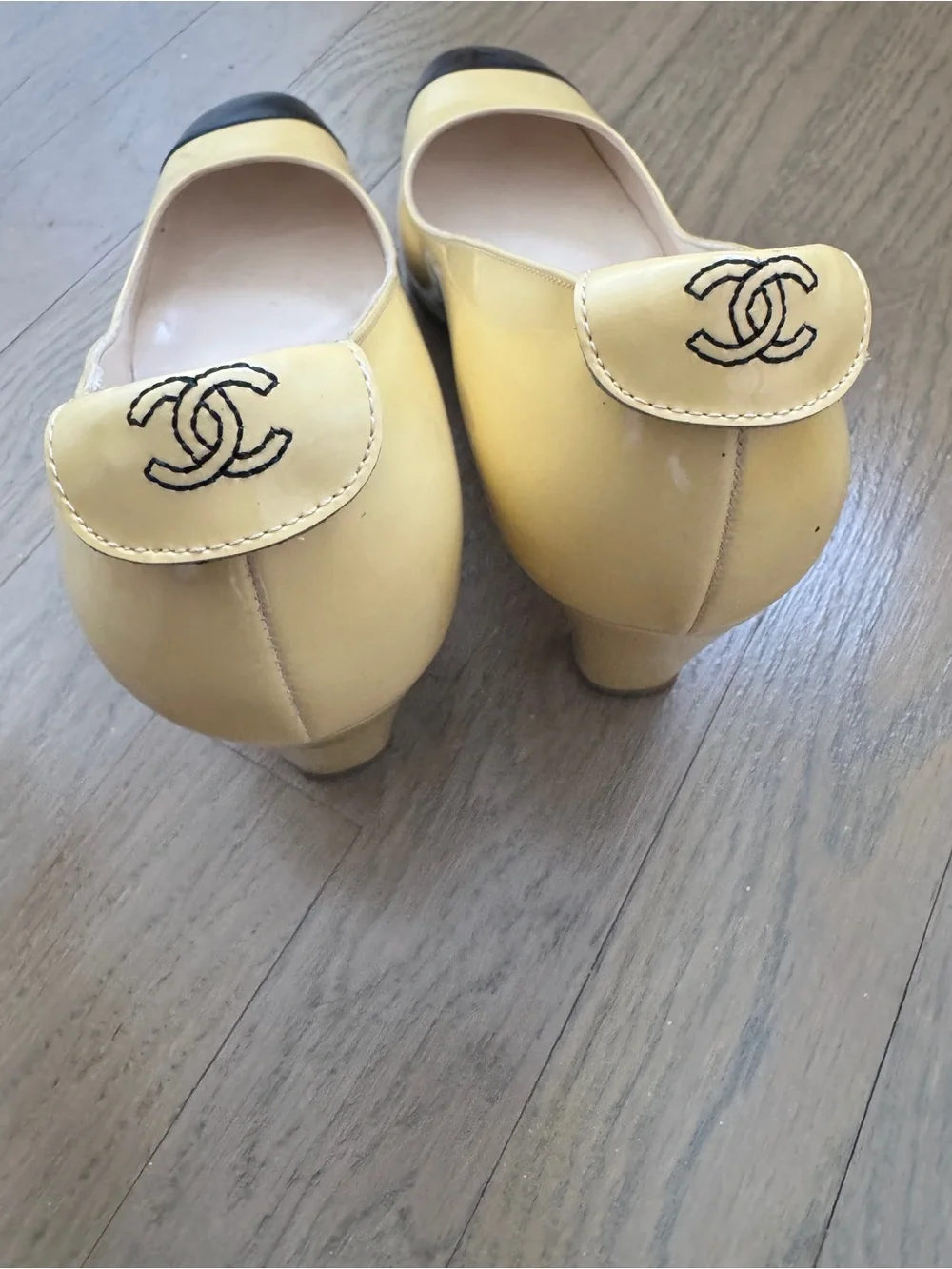 Vintage CHANEL Two Tone Cap Toe Patent Leather Pumps EU 38